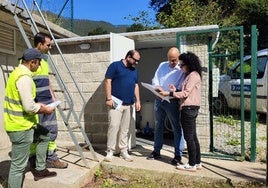 Concejales y técnicos en la recepción de las obras realizadas en los barrios de Coo.