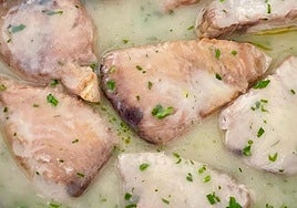 Los lomos de bonito acompañados de la clásica salsa verde.