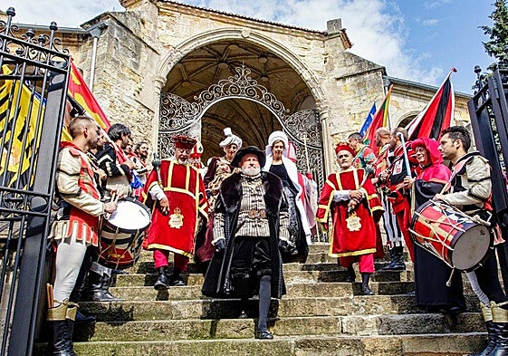 Carlos V, a la salida de la iglesia de Santa María.