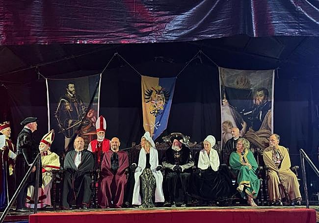 El monarca y su séquito, durante la representación.