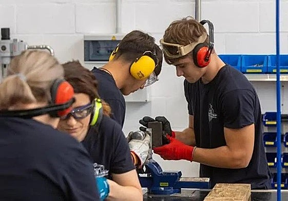 Alumnos de Formación Profesional en el aula.