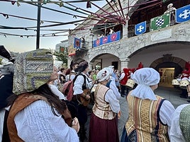 El público, ataviado para la ocasión, presenció el espectáculo en el antiguo Ayuntamiento.