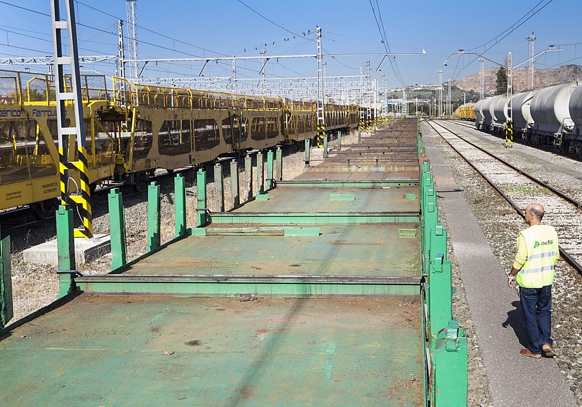 Un operario camina en la terminal de Muriedas.