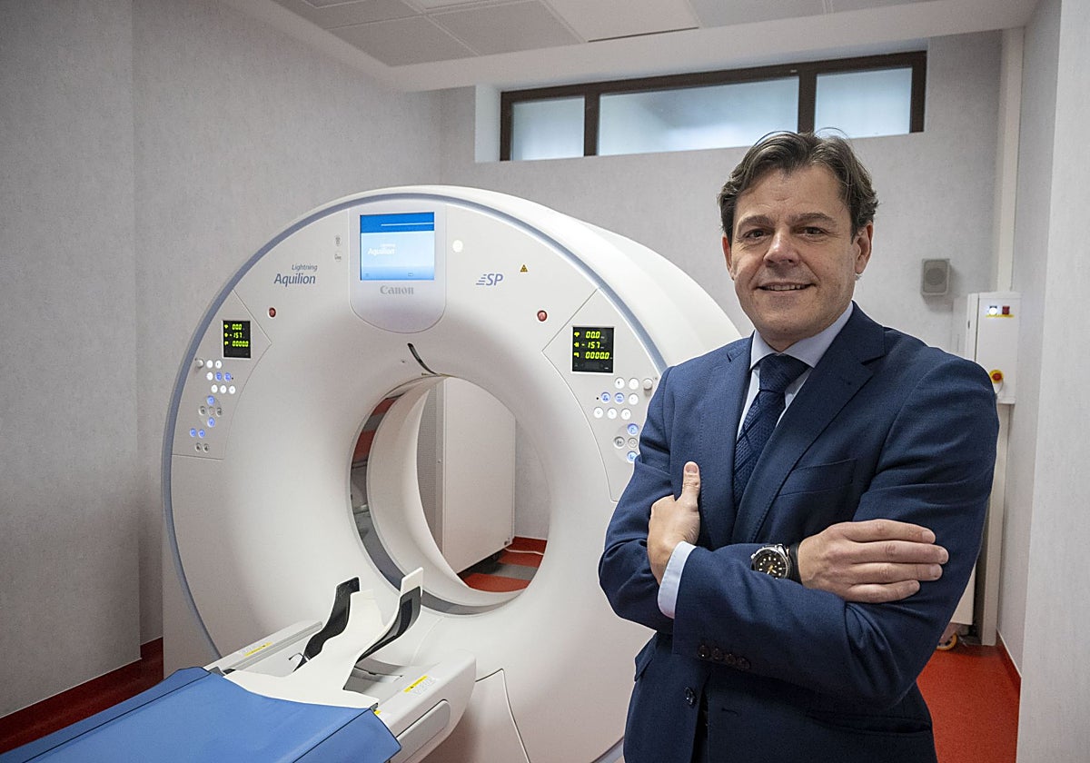 Alberto Martínez Lebeña, en el Hospital que Mutua Montañesa tiene en la Avenida del Faro, en Santander.