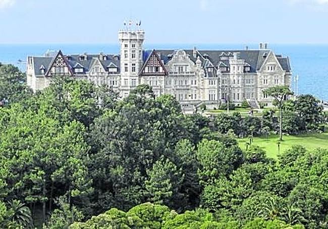 Vista aérea del Palacio de la Magdalena y de parte de los jardines que rodean la edificación, en el punto más alto de la península del mismo nombre.