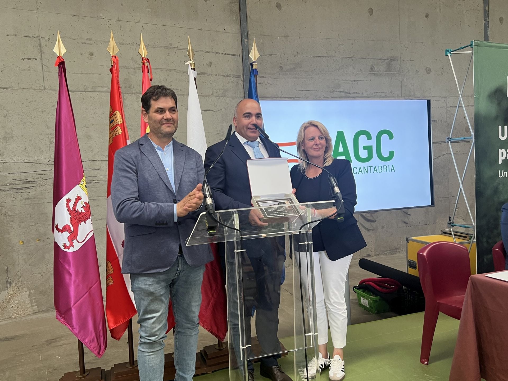 José Franco y María Jesús Susinos, entregan una placa a Jacobo Alonso, por el papel decisivo que ha tenido el director general de AGC en el rescate de la desaparición de la Cooperativa LAR, donde inició su carrera profesional después de haber terminado sus estudios en la Universidad de León.