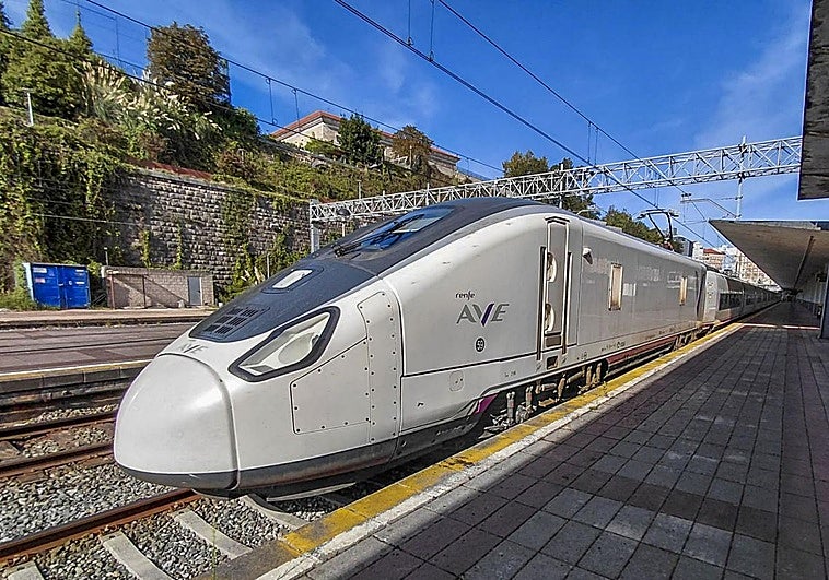 Imagen del modelo s106 de Talgo, que habitualmente hace el servicio de AVE, el pasado miércoles en la estación de Santander.