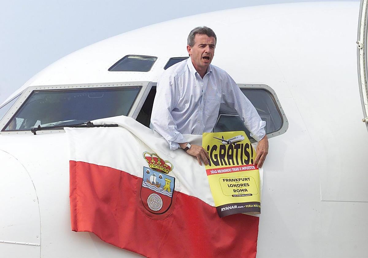 Septiembre de 2004 . El responsable de Ryanair, Michael O'Leary, viajó a Cantabria para presentar las rutas que se pusieron en marcha días después y ofrecer vuelos gratuitos como oferta. Londres y Roma empezaron el día 20 y Frankfurt unas semanas después.