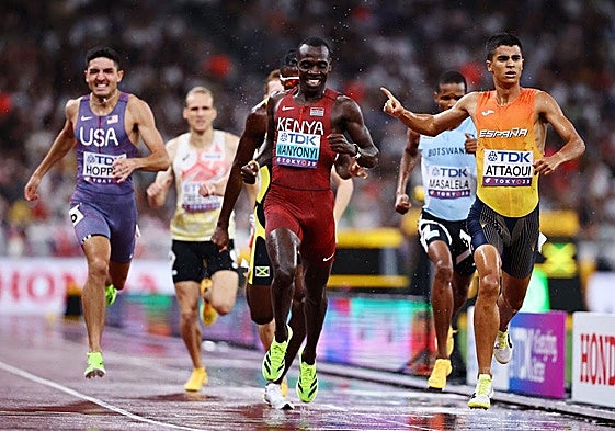 El español Mohamed Attaoui, en cabeza, con el keniano Emmanual Wanyonyi, el jamaicano Navasky Anderson, el botsuano Tshepiso Masalela y el estadounidense Bryce Hoppel durante la semifinal del jueves.