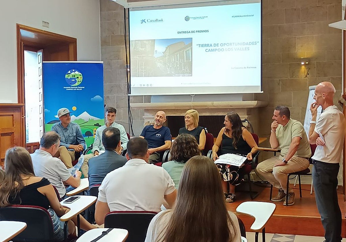 De izquierda a derecha, Raúl Ruiz Zubelzu, Jorge Cuevas García, Gonzalo Macho Alonso, Isabel Muñoz García, Lourdes García Cadena y Mario Alberto Gómez Pianno.