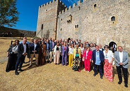 Autoridades y representantes de las casas de Cantabria posan en el patio del emblemático Castillo de Argüeso.