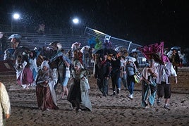 La comitiva saliendo corriendo del Palenque, antes incluso de que se hiciese el Desembarco.