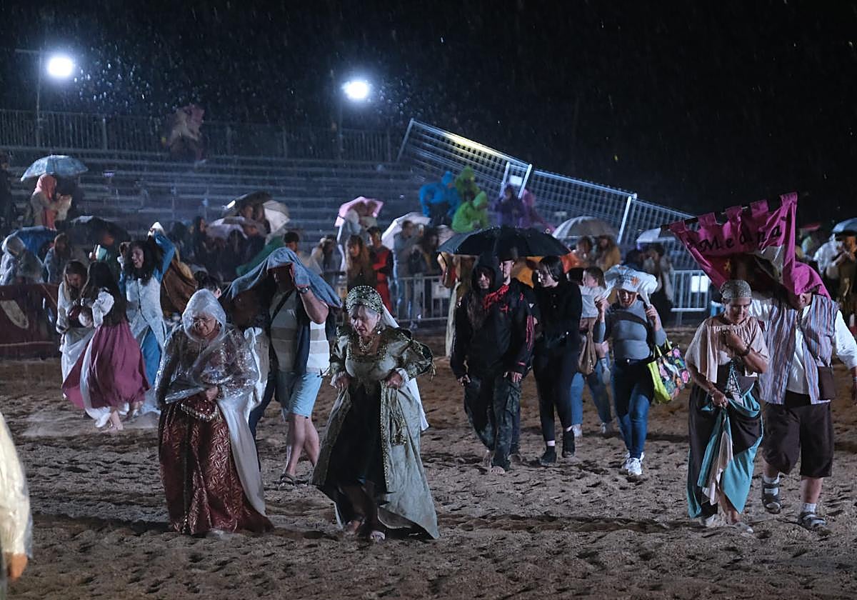 La comitiva saliendo corriendo del Palenque, antes incluso de que se hiciese el Desembarco.