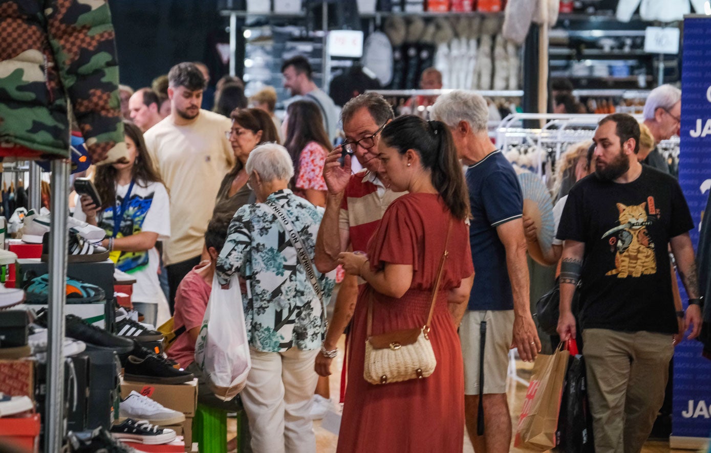 Las zapatillas son de los productos más vendidos.