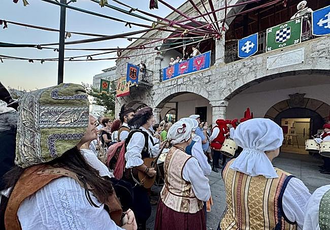 El público, ataviado para la ocasión, presenció el espectáculo en el antiguo Ayuntamiento.