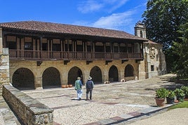 Portalada principal del Palacio de Bustamante en Quijas.