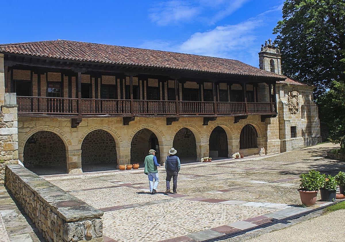 Portalada principal del Palacio de Bustamante en Quijas.