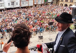 La plaza de España se llenó de vecinos para asistir al Pregón en Reinosa.