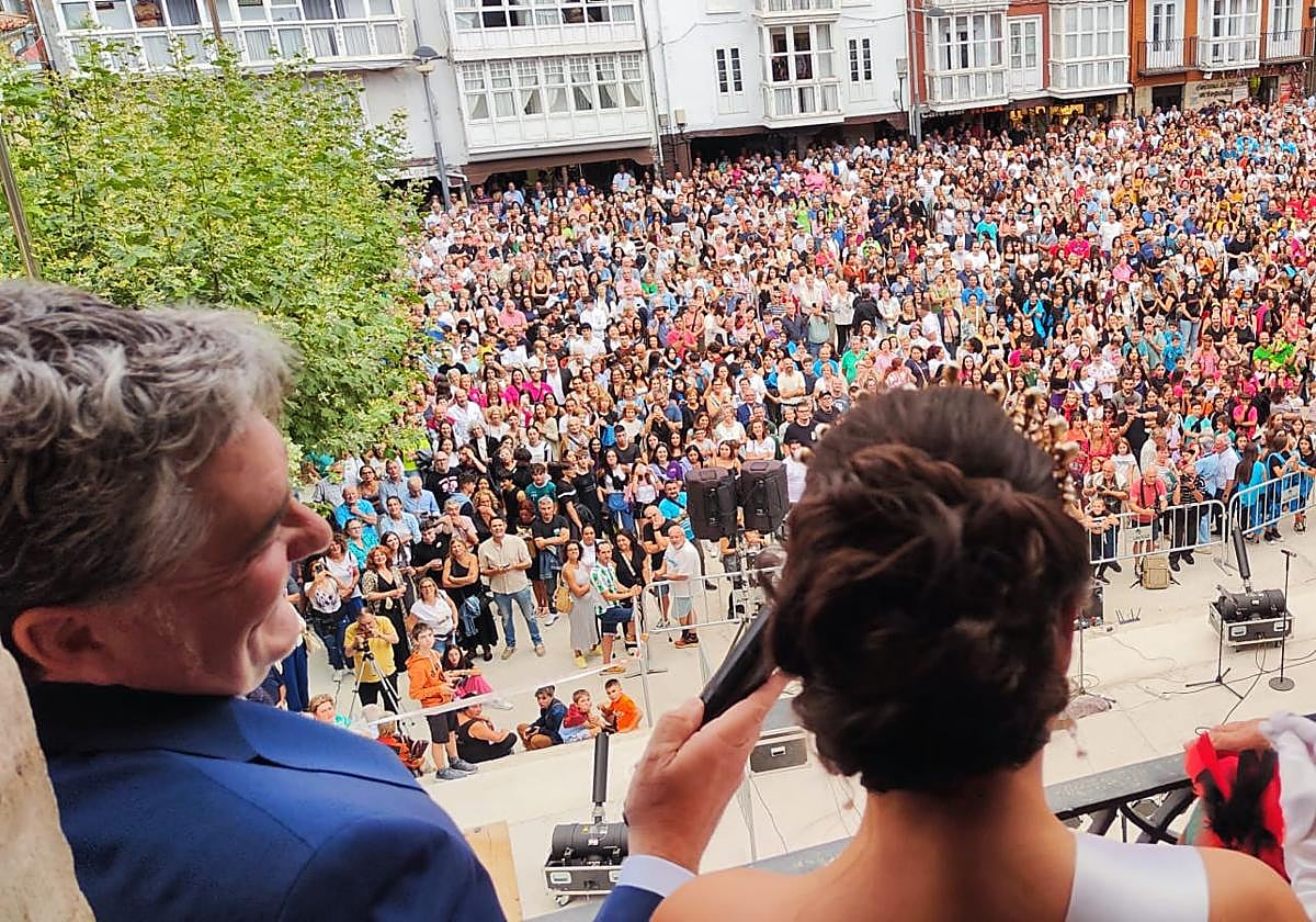 La plaza de España se llenó de vecinos para asistir al Pregón en Reinosa.