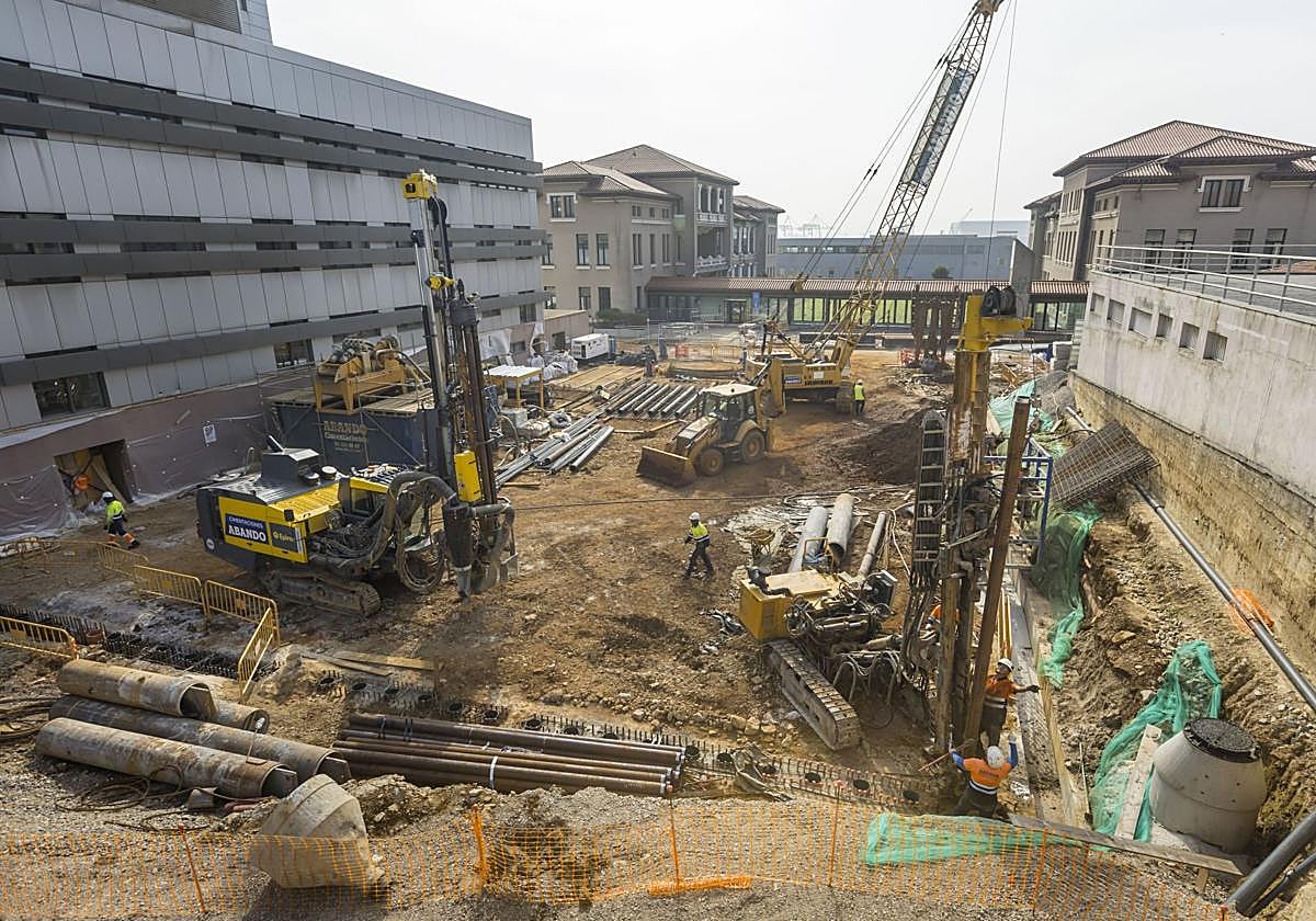 Los trabajos actuales se centran en perimetrar la zona que será exacavada para el búnker