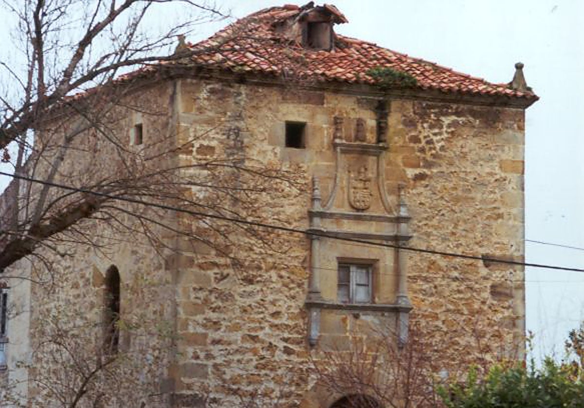 La Torre de Alvarado data del siglo XIV y se atribuye a una rama de los Alvarado de Secadura.