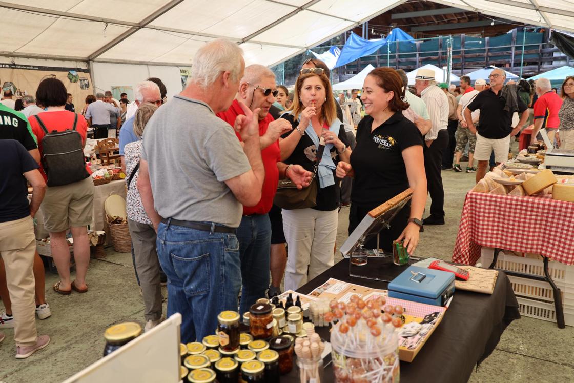 Probando el producto en la Feria de la Miel.
