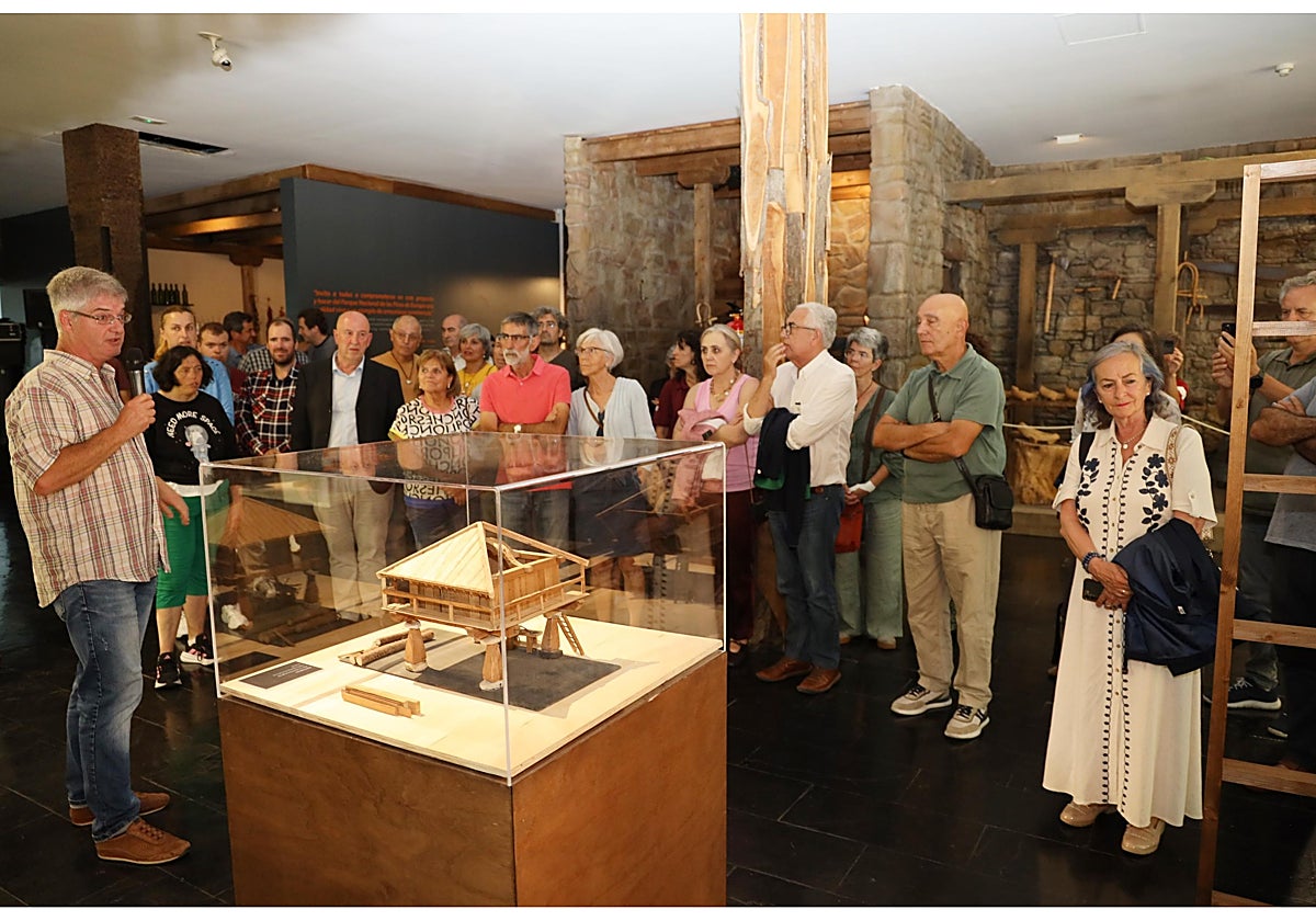 José Francisco Fernández muestra una de las maquetas de los hórreos que se pueden contemplar en la exposición