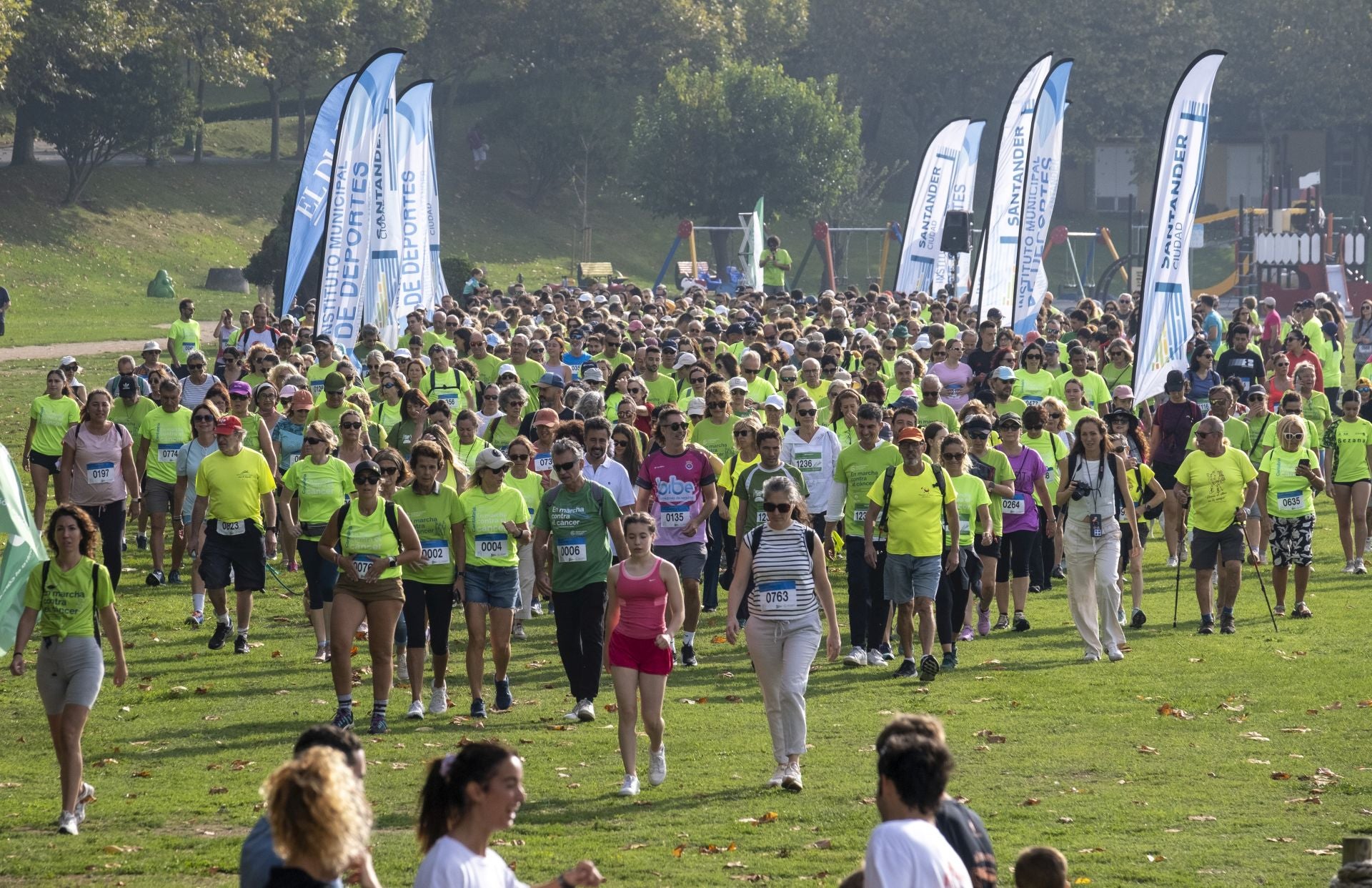 La salida de la VIII marcha de las Cinco Playas, encabezada por el delegado del Gobierno en Cantabria, Pedro Casares; la concejala de Deportes, Zulema Gancedo; y el portavoz del PSOE en Santander, Daniel Fernández.