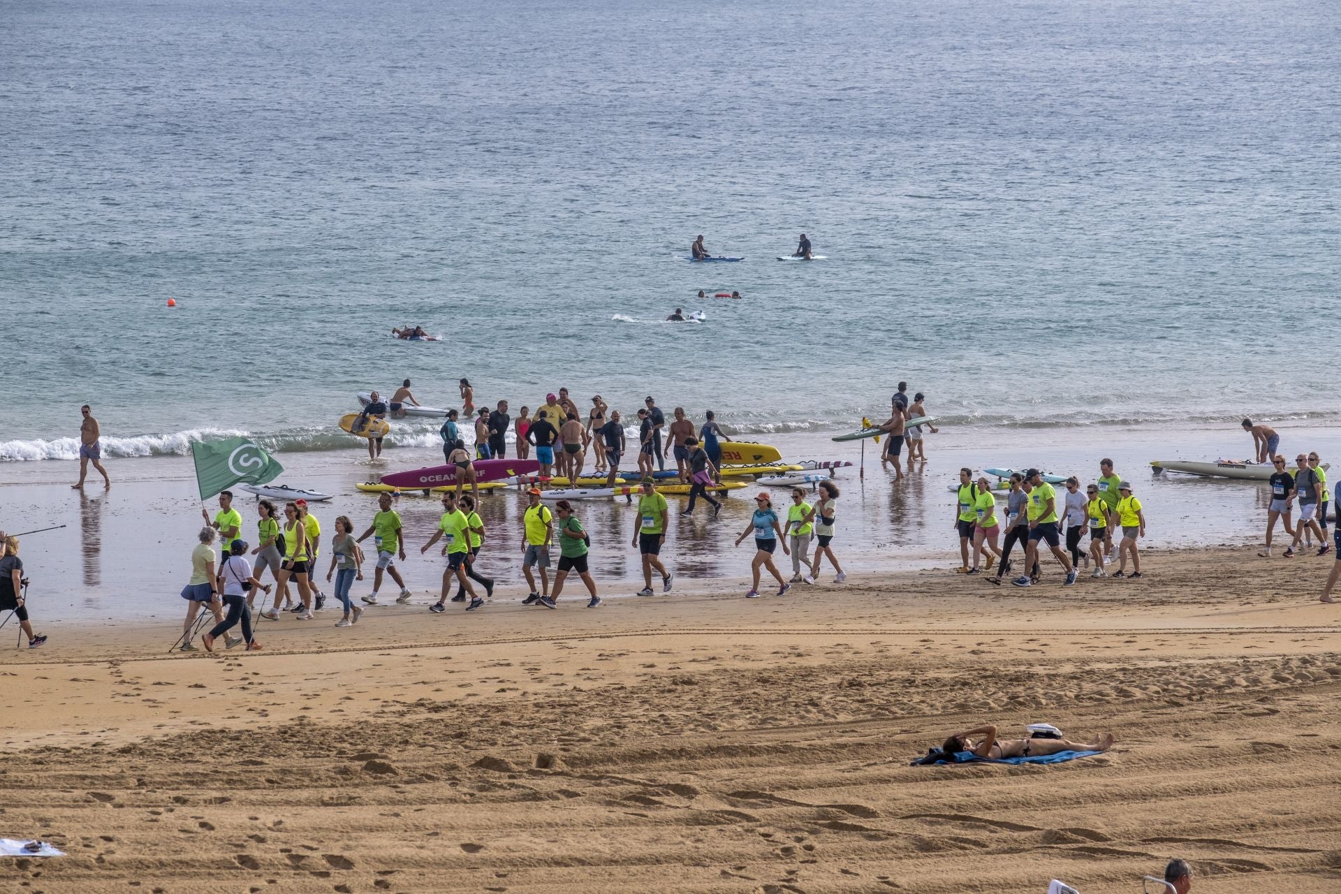 La postal costera de Santander se tiñó de camisetas verdes.