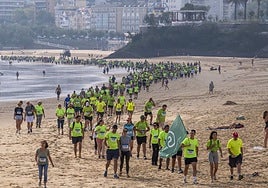 Los participantes caminando por la Segunda playa de El Sardinero.