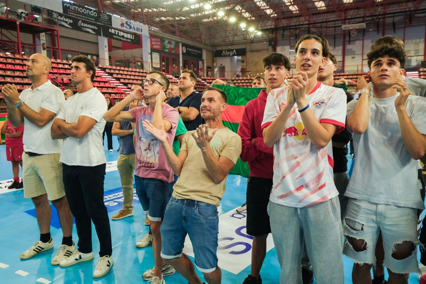 La participación de Attaoui en la final de 800 metros fue seguida con gran intesidad por un grupo de sus paisanos.