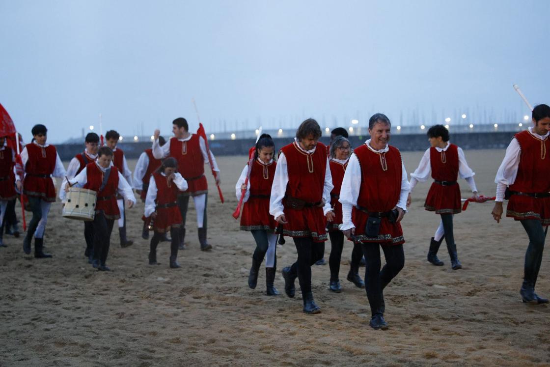 Las cornetas y los tambores amenizaron la llegada a la playa y con buen humor a pesar de la caladura de agua.