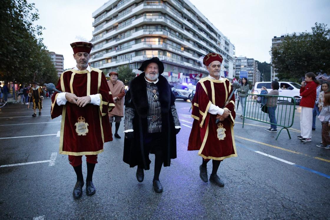 El actor que recrea al Sire, escoltado por su cortejo.
