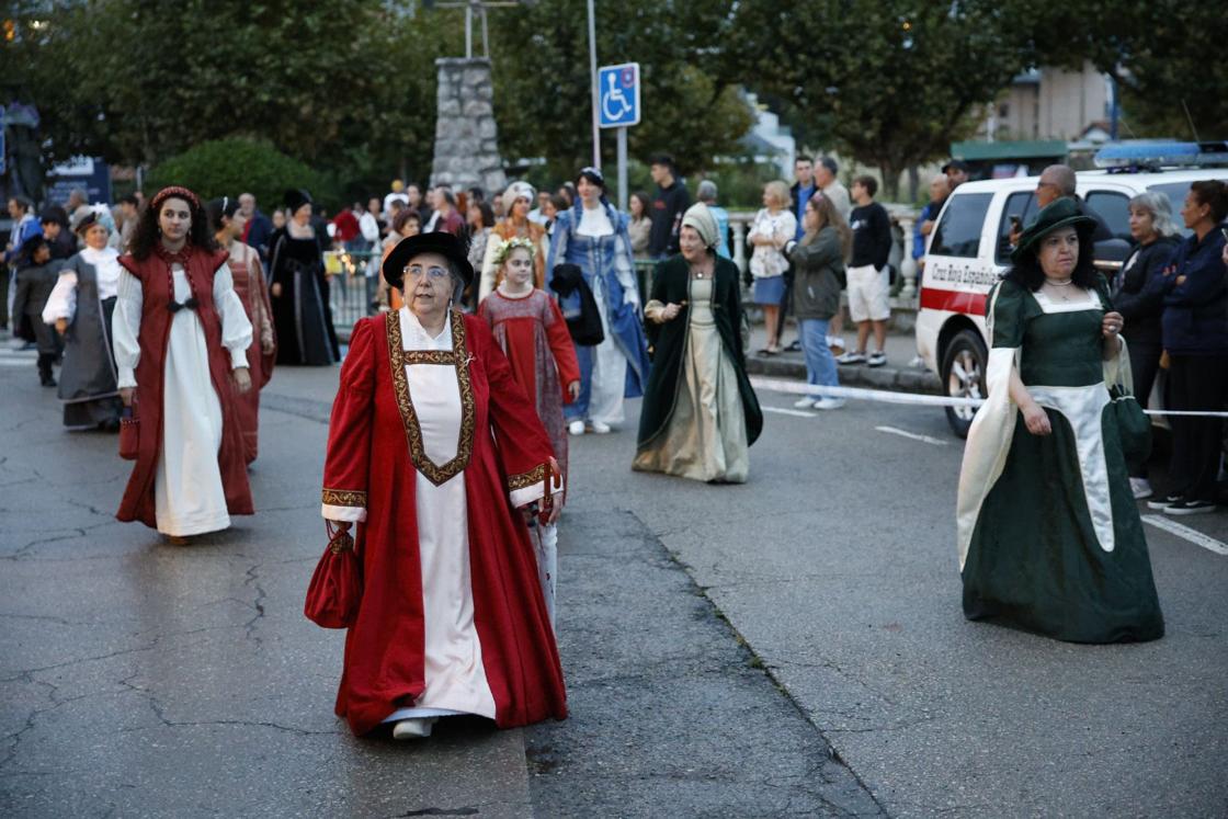 Un momento del desfile de época con damas y sirvientes.