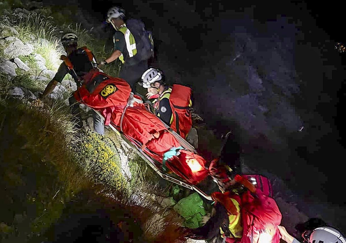 Un momento del rescate del cuerpo del holandés de 70 años fallecido el 17 de junio en Picos de Europa.