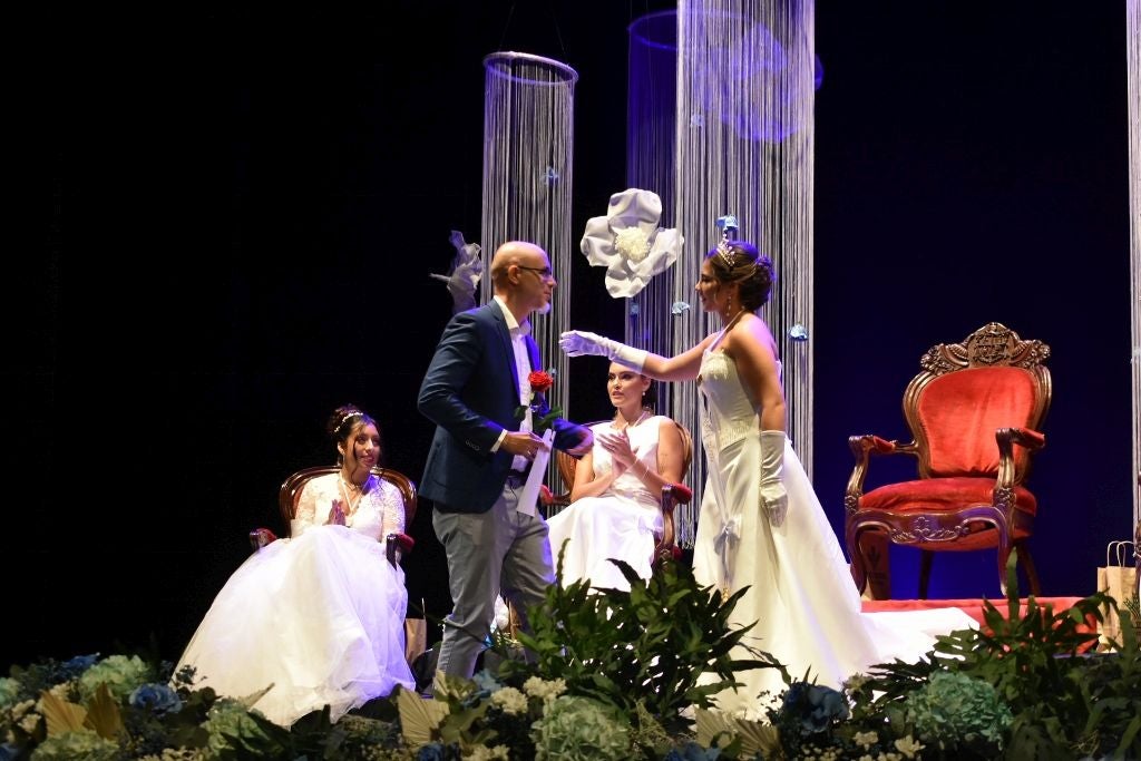 Entrega de la tradicional flor natural de la Reina de San Mateo al ganador de las Justas Literarias.