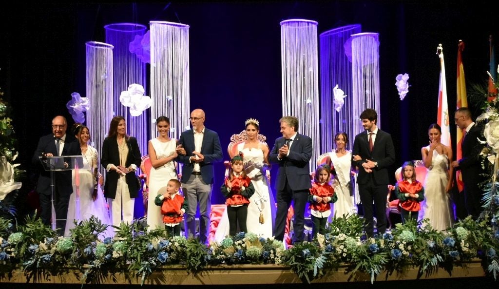 Corte de Honor, premiados y autoridades en el Teatro Principal de Reinosa.