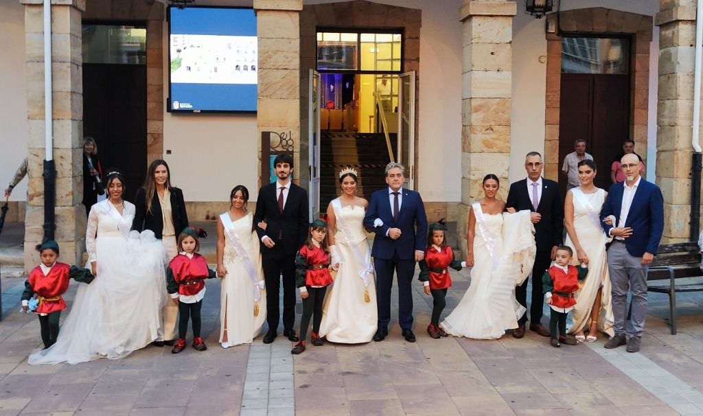 Corte de Honor y acompañantes antes de entrar en el Teatro Principal.