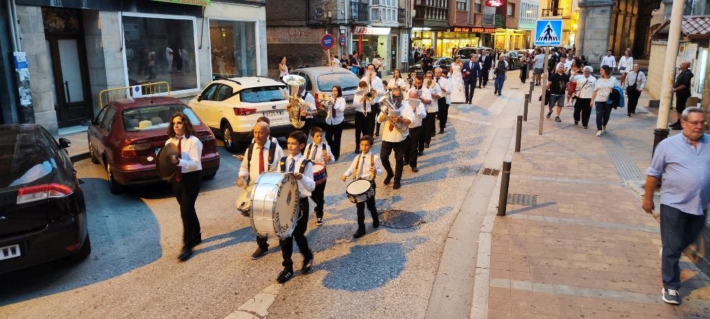 Pasacalles abierto por la Banda de Música de Reinosa entre el Ayuntamiento y el Teatro Principal.