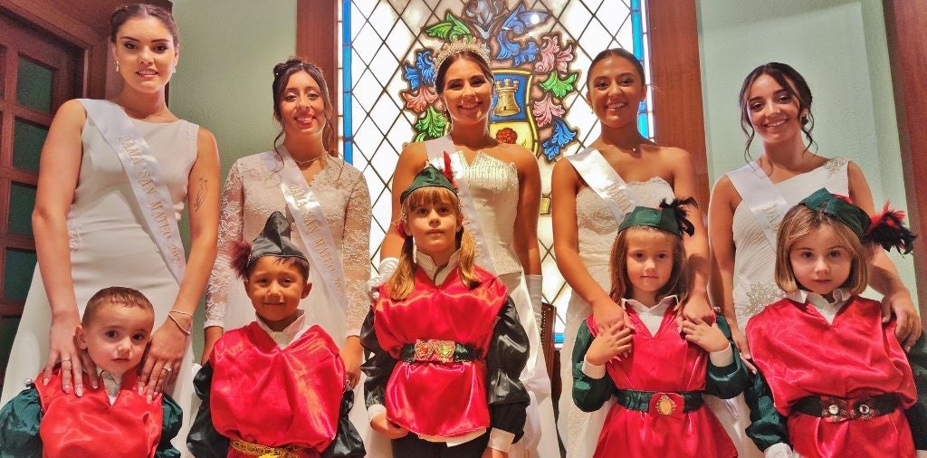 Corte de Honor de San Mateo en la sala de la vidriera con el escudo de Reinosa.