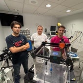 Diego Rosich, Iván Vila y Alberto Arteche, en Valdecilla, con el cubo de agua que simula un cuerpo humano para probar su instrumental.
