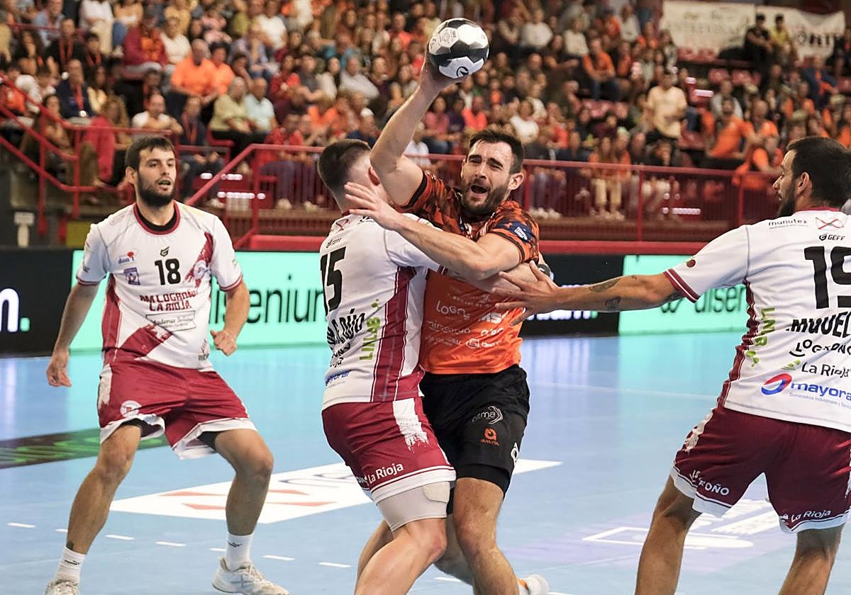 Jakup Prokop intenta zafarse de Aitor García.