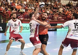 Jakup Prokop intenta zafarse de Aitor García.