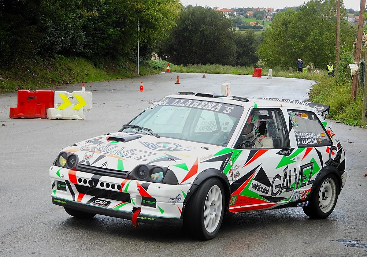 Aitor Llarena, con su Citroën AX durante la prueba.