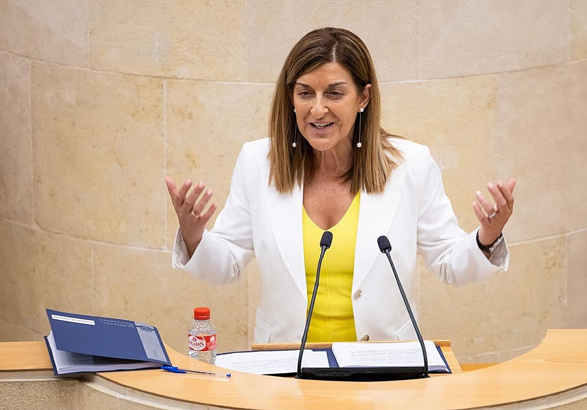Buruaga durante una intervención en el Parlamento cántabro.