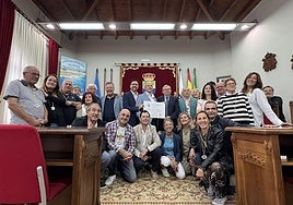 Miembros de la Fundación y la Cofradía posan con el diploma.