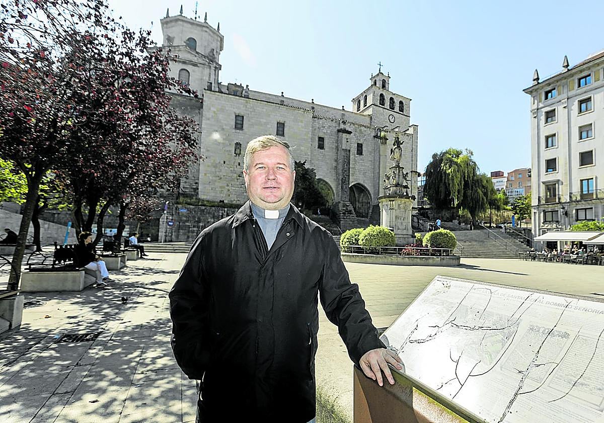 El sacerdote rumano Marcel Lucaci posa en la Plaza de Atarazanas de Santander, frente a la Catedral.
