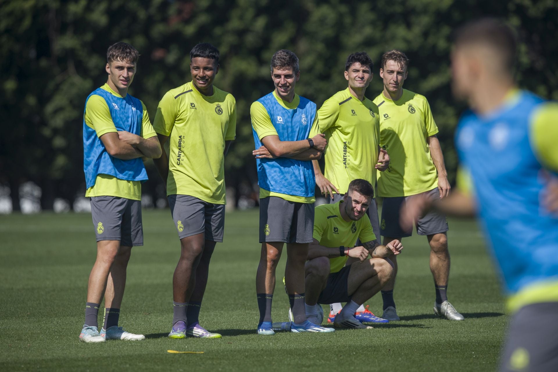 Íñigo Sainz-Maza, Michelin, Aldasoro y Javi Castro, observan durante un entrenamiento.