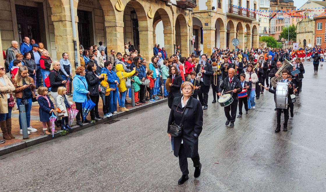 La banda de música poniendo la nota de animación al desfile. 