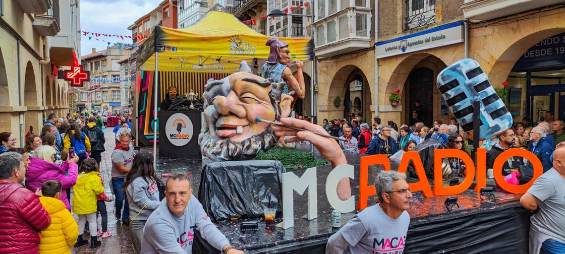 Radio Merindad presentó su carroza. 